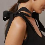 ⁦توب كات صيفي للنساء برقبة على شكل حرف V ورباط على الكتف وحزام ربطة عنق بدون اكمام وبدون ظهر مضلع من ايكوبيد، بلايز للخروج⁩ - الصورة ⁦2⁩