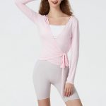 ⁦بلوزة نسائية من سيوفا باكمام طويلة وتصميم كاجوال بقصة ضيقة ورباط رقبة V عميقة للتمارين الرياضية والبيلاتس والباليه واليوغا وصالة الالعاب الرياضية⁩ - الصورة ⁦2⁩