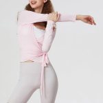 ⁦بلوزة نسائية من سيوفا باكمام طويلة وتصميم كاجوال بقصة ضيقة ورباط رقبة V عميقة للتمارين الرياضية والبيلاتس والباليه واليوغا وصالة الالعاب الرياضية⁩ - الصورة ⁦4⁩