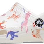 كروكس صندل كلوج كلاسيكي مطبوع عليه شخصيات للاطفال من الجنسين