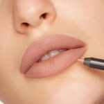 ⁦قلم تحديد شفاه مثير ايس كيس من رومانوفاميك اب، لون بيج نود باودر جديد، يتماشى بشكل مثالي مع قلم احمر شفاه مثير، او يمكن ارتداؤه بمفرده مع حشوة مفصلة وتغطية خفيفة للهواء⁩ - الصورة ⁦2⁩