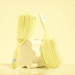 ⁦ناتشور سبيل فرشاة فك تشابك الشعر من فليكسي فلو | تفك تشابك جميع انواع الشعر | للشعر الرطب والجاف | خيوط مرنة لتنظيف وتنظيف بدون الم | تزيل العقد وتقلل من التقصف | (اصفر)⁩ - الصورة ⁦3⁩