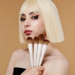 ⁦جيسوب مجموعة فرش مكياج للوجه مكونة من 5 قطع، فرش ناعمة نباتية لكريم الاساس والبلش والبرونزر والكونتور وفرشاة هايلايتر وفرشاة لوضع البودرة بلون رمادي فاتح T493⁩ - الصورة ⁦5⁩