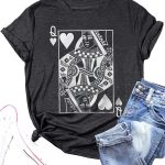 تي شيرت كوين اوف هارتس للنساء بتصميم كلاسيكي برسومات الملكة، قمصان كاجوال باكمام قصيرة مطبوعة بحروف