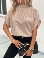 ⁦بلوزة نسائية منقطة مكشكشة ورقبة وهمية ورباط خلفي قصير الاكمام من جورجليتر⁩ - الصورة ⁦3⁩