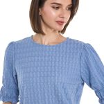 ⁦R&B Women's 325-0793WY006-1 Textured Top with Crew Neck and Short Sleeves⁩ - الصورة ⁦3⁩