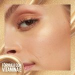 ⁦مايبيلين نيويورك هايلايتر سائل جلو من صن كيسر - 21 اول ستار، تركيبة قابلة للبناء وتذوب الى البشرة مع دايموند داست لتوهج مشع⁩ - الصورة ⁦6⁩