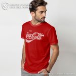 ⁦تي شيرت كوكا كولا بكم قصير ونمط الثمانينات للرجال، لون أحمر⁩ - الصورة ⁦2⁩