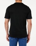 ⁦كالفين كلاين جينز تي شيرت بقصة عادية وشارة للرجال باكمام قصيرة⁩ - الصورة ⁦3⁩