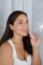 ⁦فلورنس باي ميلز ملمع شفاه وورك ات باوت، صني هاني، 0.27 اونصة/8 مل⁩ - الصورة ⁦4⁩