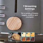 ⁦تاور محمصة خبز من قطعتين من سكاندي T20027G مع تحكم قابل للتعديل في التحميص و7 وظائف تحميص واعدادات الغاء واذابة الثلج واعادة التسخين، تصميم اسكندنافي انيق، 800 واط، لمسات خشبية رمادية⁩ - الصورة ⁦3⁩