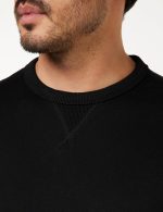 ⁦كالفين كلاين جينز تي شيرت بقصة عادية وشارة للرجال باكمام قصيرة⁩ - الصورة ⁦2⁩