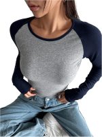 ⁦تي شيرت نسائي باكمام طويلة وقبة دائرية بدون طوق واكمام رجلان وقصة ضيقة من جورجليتر⁩ - الصورة ⁦3⁩