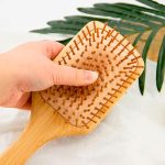 ⁦فرشاة شعر من الخيزران من سيرا تاتش - فرشاة شعر خشبية للنساء والرجال، مضادة للتجعد لفك تشابك الشعر وتدليك فروة الرأس، فرشاة شعر خشبية بجودة صالونات التجميل للحصول على شعر ناعم وصحي.⁩ - الصورة ⁦2⁩