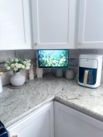 ⁦تلفزيون مطبخ 15.6 انش من سيلفوكس، تلفزيون 1080P FHD تحت الخزانة مع متجر تطبيقات، مساعد صوتي، كروم كاست، 12 فولت للمساحات الصغيرة والمطبخ وغرفة النوم والمركبات الترفيهية - يناسب الخزائن الضيقة⁩ - الصورة ⁦9⁩