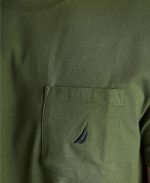 ⁦تي شيرت برقبة دائرية بدون طوق وأكمام قصيرة وجيب للرجال من نوتيكا، لون موحد⁩ - الصورة ⁦5⁩