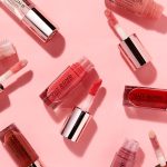 ⁦ملمع شفاه باوت بومب لتكبير الشفاه من ريفوليوشن بيوتي لندن، لون صوص داستي بينك⁩ - الصورة ⁦5⁩