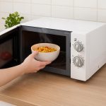 ⁦فرن ميكروويف 700 واط 30 لتر من نيكاي، مزود بمؤقت ووظائف اذابة الثلج، تصميم مضغوط، NMO3010M (ابيض)⁩ - الصورة ⁦3⁩