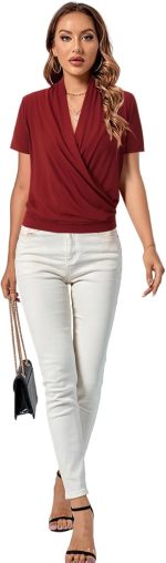 ⁦بلوزة كاجوال بقبة V متقاطعة واكمام قصيرة ولون سادة للنساء⁩ - الصورة ⁦6⁩