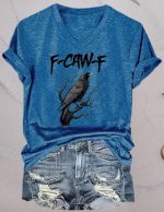 ⁦تي شيرت F-Caw-F برقبة على شكل حرف V مضحك مطبوع عليه طائر اسود للنساء⁩ - الصورة ⁦4⁩