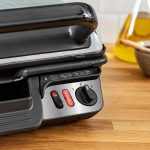 ⁦تيفال شواية 2 في 1 GC3050 | ماكينة صنع الساندويتشات | مفصلة كشواية طاولة/شواء مع سطح شواية مزدوج | ترموستات قابل للتعديل | طلاء مانع للالتصاق | 2000 واط | 38.3 × 21 × 38.8 سم⁩ - الصورة ⁦6⁩