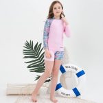 ⁦طقم ملابس سباحة للبنات مكون من قطعتين للحماية من الطفح الجلدي لعمر 4-14 سنة بعامل حماية من الاشعة فوق البنفسجية 50+ باكمام طويلة⁩ - الصورة ⁦3⁩