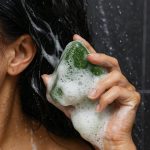 ⁦1pcs Nature Triangle Shampoo Bar,Nature Green Soap Shampoo for Women Men,Herbal Hair Care bar,Plant-Based Solid Shampoos Bar,Gentle Cleansing Calming Strengthens & Nourishing Care (1pcs)⁩ - الصورة ⁦2⁩