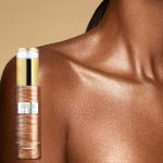 ⁦بخاخ لامع لتسمير البشرة مع قفاز، بخاخ تسمير فوري يدوم طويلا مع ميكا، بخاخ تسمير ذاتي خالٍ من الخطوط، بخاخ تسمير سريع، مرطب 80 مل/2.7 اونصة سائلة⁩ - الصورة ⁦7⁩