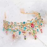 ⁦تيجان للنساء من تزويق، تاج متعدد الالوان، تاج ملكة مرصع باحجار الراين الكريستالية مع امشاط، وشاح راس للاميرة، زينة حفلات اعياد الميلاد للفتيات كوينسينيرا، اكسسوارات المسابقات، الوان قوس قزح⁩ - الصورة ⁦3⁩