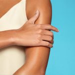 ⁦نيوتريجينا كريم جل مرطب للجسم من هايدرو بوست مع حمض الهيالورونيك، لوشن جسم غير دهني وسريع الامتصاص للبشرة العادية الى الجافة، خالي من البارابين، 16 اونصة⁩ - الصورة ⁦4⁩