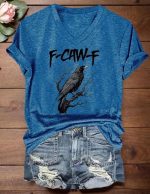 ⁦تي شيرت F-Caw-F برقبة على شكل حرف V مضحك مطبوع عليه طائر اسود للنساء⁩ - الصورة ⁦2⁩