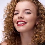 ⁦كاتريس ملمع شفاه من جلاس لايك ديوي، ملمع شفاه رقم 030، زهري، تاثير تلوين، لامع، نباتي، خال من البارابين، خالي من جزيئات البلاستيك، خالي من الجسيمات النانوية، عبوة من قطعة واحدة (3 مل)⁩ - الصورة ⁦6⁩