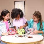 ⁦ميراكيلوس شنطة يد صغيرة من ليدي باج بوب ان سوب، شنطة قابلة للتخصيص بـ4 شارات مشبك، شنطة اكسسوارات، شنطة يد خفيفة الوزن ومتينة ومقاومة للماء - هدية للبنات والاطفال (دعسوقة)⁩ - الصورة ⁦7⁩