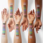 ⁦اي في بي سي تي مجموعة اقلام تحديد عيون جل لامعة بلون اخضر وازرق وابيض واسود وبني وارجواني، 12 قطعة للنساء مقاومة للماء والتلطخ من لابيز دي اوجوس ديلينادور دي اوجوس كونترا ال اجوا⁩ - الصورة ⁦4⁩