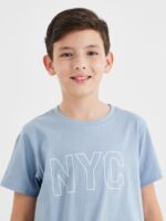 ⁦طقم تي شيرت بطبعة مدينة نيويورك وشورت بنقشة مربعات للاولاد من ستايلي⁩ - الصورة ⁦3⁩