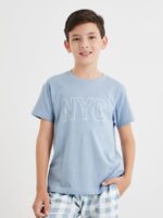 ⁦طقم تي شيرت بطبعة مدينة نيويورك وشورت بنقشة مربعات للاولاد من ستايلي⁩ - الصورة ⁦2⁩