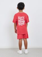 ⁦طقم تيشيرت وشورت برسومات لوح تزلج للاولاد من ستايلي، لون احمر⁩ - الصورة ⁦6⁩