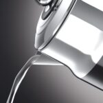 ⁦راسل هوبز غلاية [1.7 لتر، 2400 واط] من الستانلس ستيل المصقول الاسود الكلاسيكي (وظيفة الغليان السريع، عرض درجة حرارة الماء بتصميم رترو، مؤشر خارجي لمستوى المياه) ماكينة صنع الشاي العتيقة 21671-70⁩ - الصورة ⁦4⁩