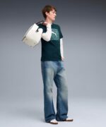 ⁦PUMA mens GRAPHIC Box Tee Green Terrain T-Shirt⁩ - الصورة ⁦3⁩