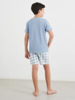 ⁦طقم تي شيرت بطبعة مدينة نيويورك وشورت بنقشة مربعات للاولاد من ستايلي⁩ - الصورة ⁦5⁩