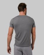 ⁦تي شيرت رجالي كلاسيكي رائع برقبة على شكل حرف V من 32 درجة | مضاد للروائح | قابل للتمدد في 4 اتجاهات | يمتص الرطوبة⁩ - الصورة ⁦3⁩