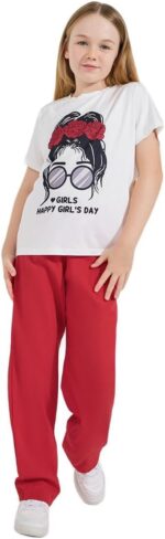 ⁦طقم مكون من تيشرت وبنطلون مطبوع عليه Happy Girl'S Day للبنات بعمر 8 سنوات من ستايلي، لون احمر⁩ - الصورة ⁦2⁩