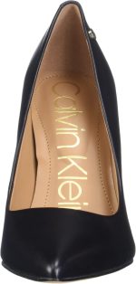 ⁦حذاء برادي بكعب عالي للنساء من كالفن كلاين⁩ - الصورة ⁦2⁩