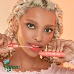 ⁦اتود احمر شفاه سائل فيكسينج تينت #02 فينتاج ريد من هاوس اتود | احمر شفاه سائل عالي الاصطباغ يدوم طويلا | مقاوم للماء وخفيف الوزن بلمسة نهائية مات | تغطية كاملة⁩ - الصورة ⁦2⁩