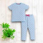 ⁦طقم بيجامة مكون من تيشرت مطبوع بالكامل للبنات الصغيرات من فيكتور اند جين، SS24GPJST205⁩ - الصورة ⁦5⁩