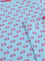 ⁦طقم بيجامة مكون من تيشرت مطبوع بالكامل للبنات الصغيرات من فيكتور اند جين، SS24GPJST205⁩ - الصورة ⁦4⁩