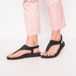 ⁦صندل سكيتشرز كالي مسطح للنساء⁩ - الصورة ⁦2⁩