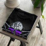 ⁦OM3® DJ-YODA T-Shirt | Men's | Deejay Headphones Party Club Music Turntables | S - 5XL⁩ - الصورة ⁦3⁩