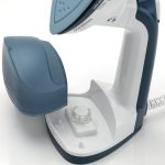 ⁦جهاز كي بالبخار 2 في 1 من كينوود، مكواة بخار للملابس + مكواة بالبخار بقدرة 1000 واط مع لوح دوار، وقاعدة من السيراميك، إضاءة LED GSP40.000WB ابيض/ازرق⁩ - الصورة ⁦7⁩