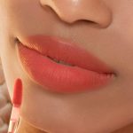 ⁦اتود احمر شفاه سائل فيكسينج تينت #02 فينتاج ريد من هاوس اتود | احمر شفاه سائل عالي الاصطباغ يدوم طويلا | مقاوم للماء وخفيف الوزن بلمسة نهائية مات | تغطية كاملة⁩ - الصورة ⁦3⁩